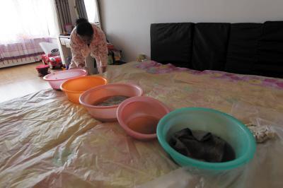 永福楼上漏水，住户失联，小区没物管，业主维权难！律师来支招……